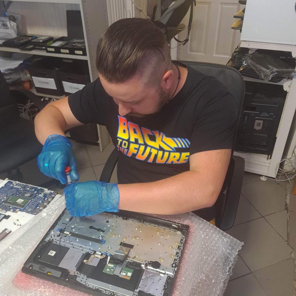 Laptopszerelő munka közben